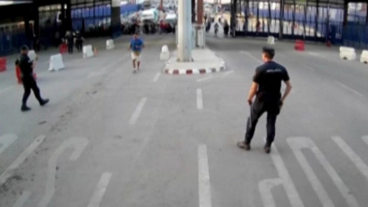 Imatges d’una càmera de seguretat que va gravar ahir els fets al pas fronterer de Melilla.