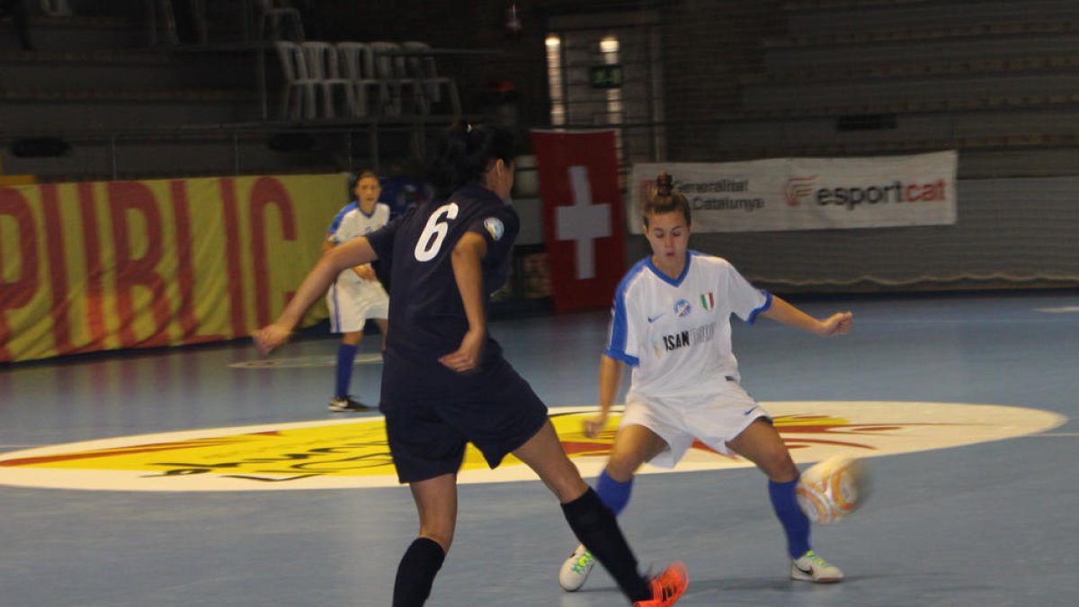 Una acción del partido Italia-Sudáfrica disputado ayer.