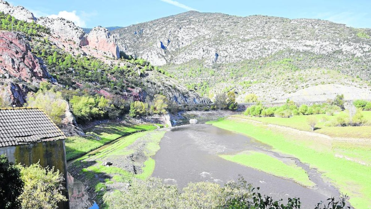 El río Segre en Coll de Nargó, en la cola del pantano de Oliana, con pocas reservas (45%) y rodeado de verde, inusualmente en otoño.