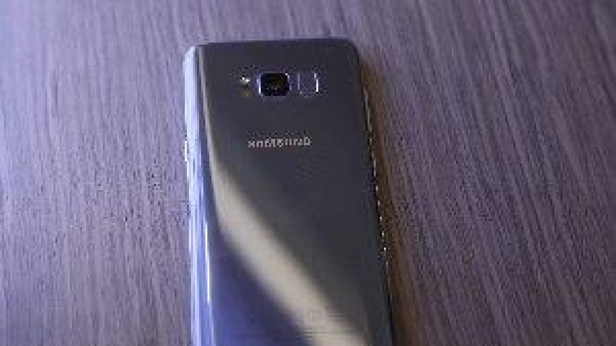 El Samsung Galaxy S8 s’estrena aquest divendres amb el seu assistent virtual a mig gas