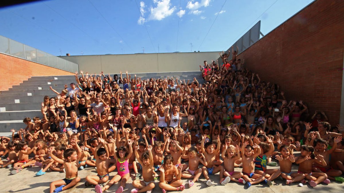 Escolars i monitors van disfrutar ahir d’una trobada al col·legi Joc de la Bola, on van rebre la visita de l’alcaldessa accidental, Montse Mínguez.