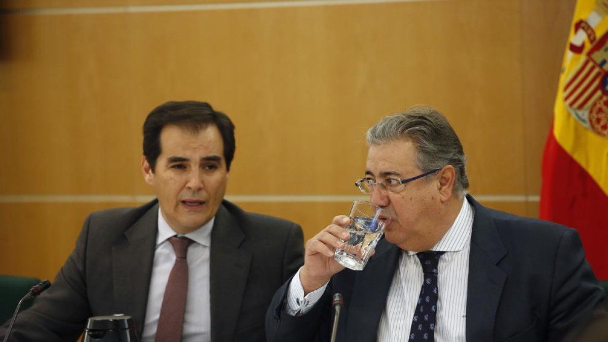 El secretario de Estado de Seguridad, Nieto, junto a Zoido, ayer.