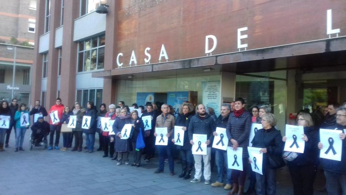 Minut de silenci a Sant Adrià de Besòs - Treballadors municipals, regidors i veïns van guardar ahir un minut de silenci davant l’ajuntament de Sant Adrià de Besòs en record de la dona assassinada a mans de la seua parella el cap de setmana p ...