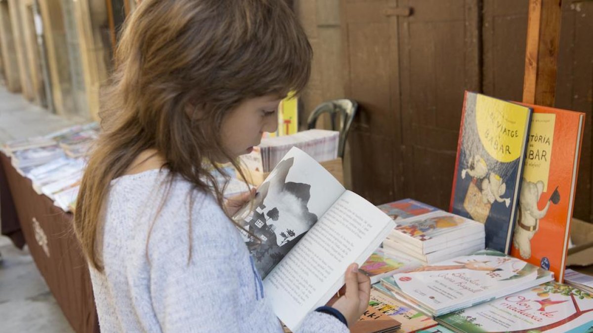 Expectación en la calle Major en una presentación de novedades con Xavier Bosch y Sílvia Soler.