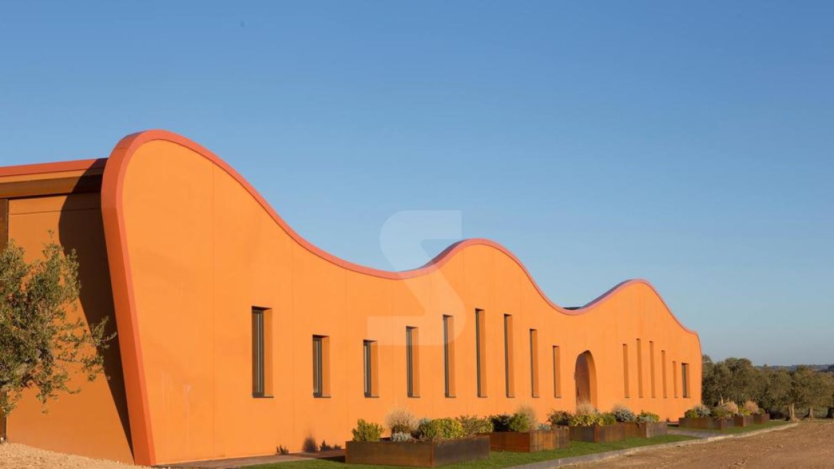 El celler, ubicat a la finca Ventallola, respon a un disseny que s'integra en el paisatge.