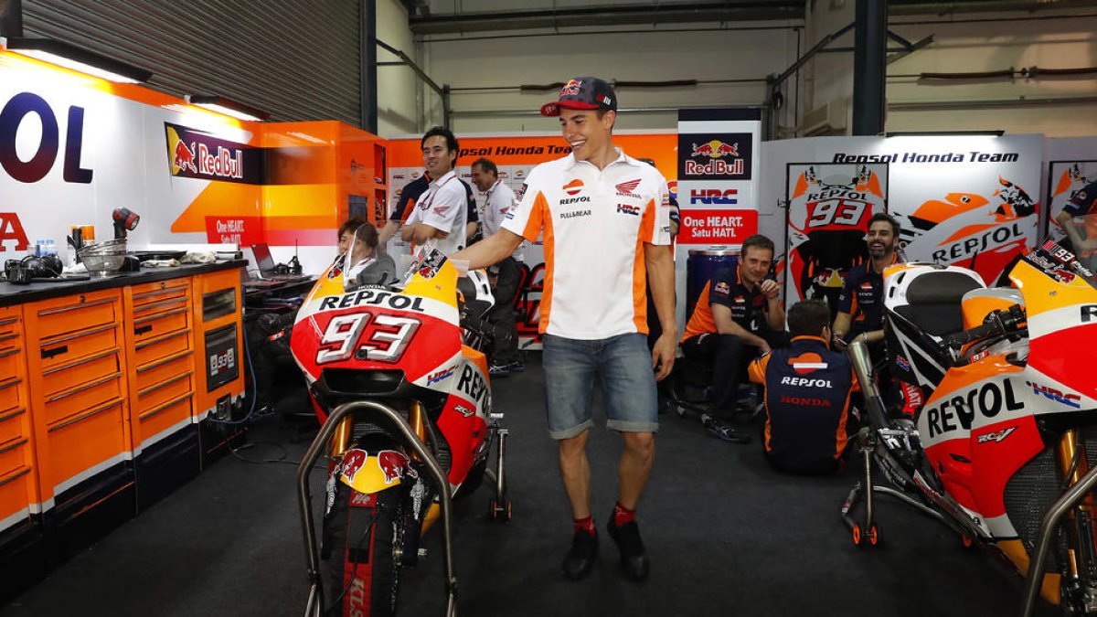 Marc es va haver de conformar amb mirar l’Honda per culpa de les pluges torrencials.