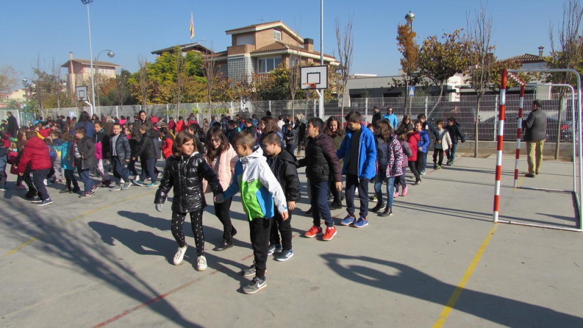 La escuela Enric Farreny celebra el Día de la Música con saxofón y danza tradicional