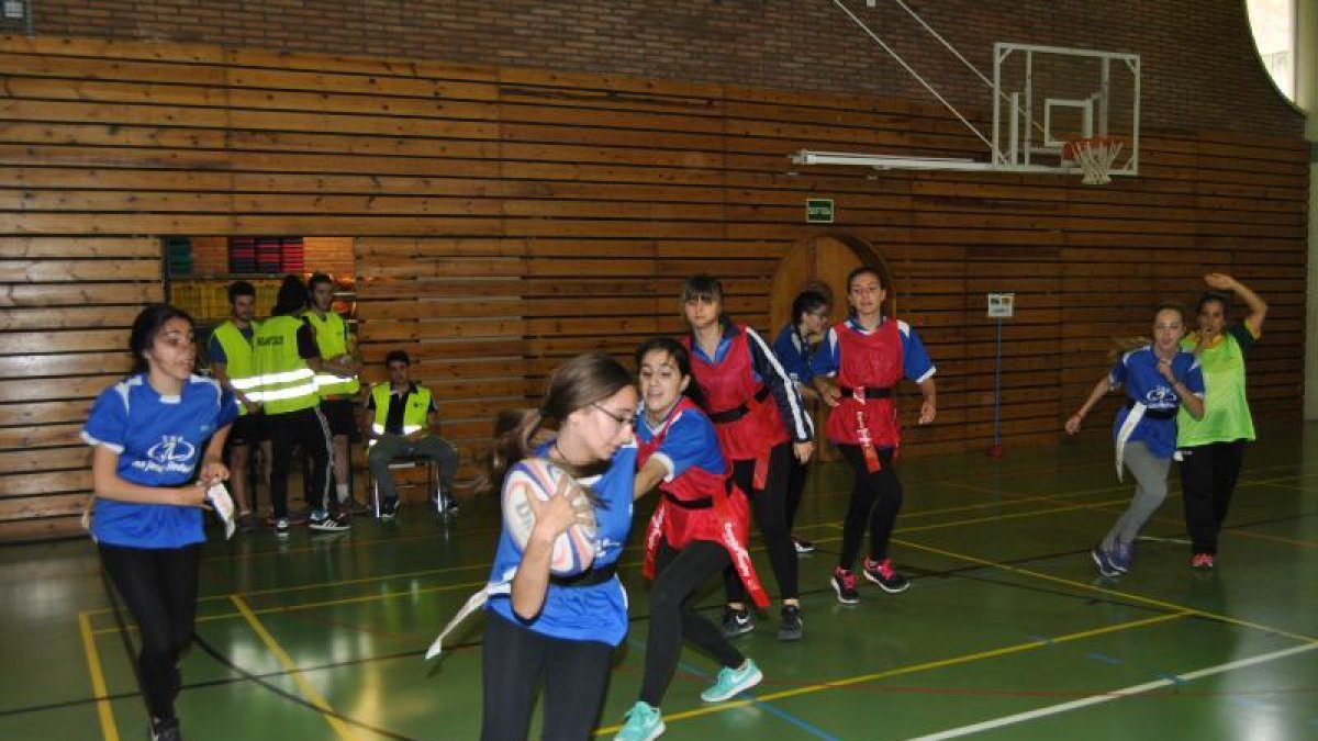Alumnas de institutos leridanos  jugando ayer al rugby cinta y a la que lleva el balón deben quitarle la cinta para cortar la jugada.
