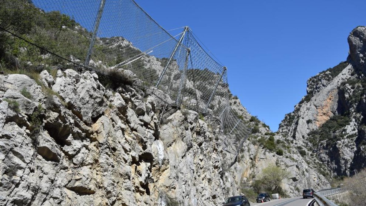 Redes para contener desprendimientos ■ A la espera del nuevo túnel adjudicado ayer, la Generalitat instaló meses atrás redes en la ladera junto al tramo de la carretera C-14 afectado por desprendimientos entre Organyà y Montant de Tost.