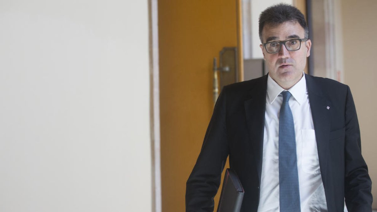 El jutge deixa lliure el secretari d'Hisenda, amb compareixences setmanals