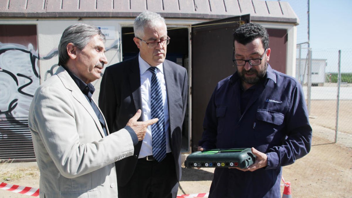 Ramon Alturo, Pere Palacín y el técnico, que sostiene el registrador que se instaló en Torrefarrera.