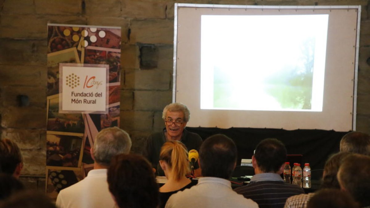 Ignasi Aldomà durant la intervenció a la Casa de la Volta.