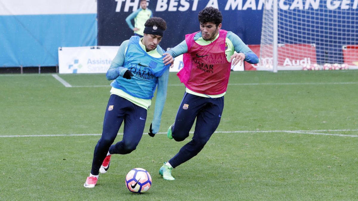Neymar porta la pilota durant l’entrenament d’ahir del Barça, amb la pluja com a protagonista.