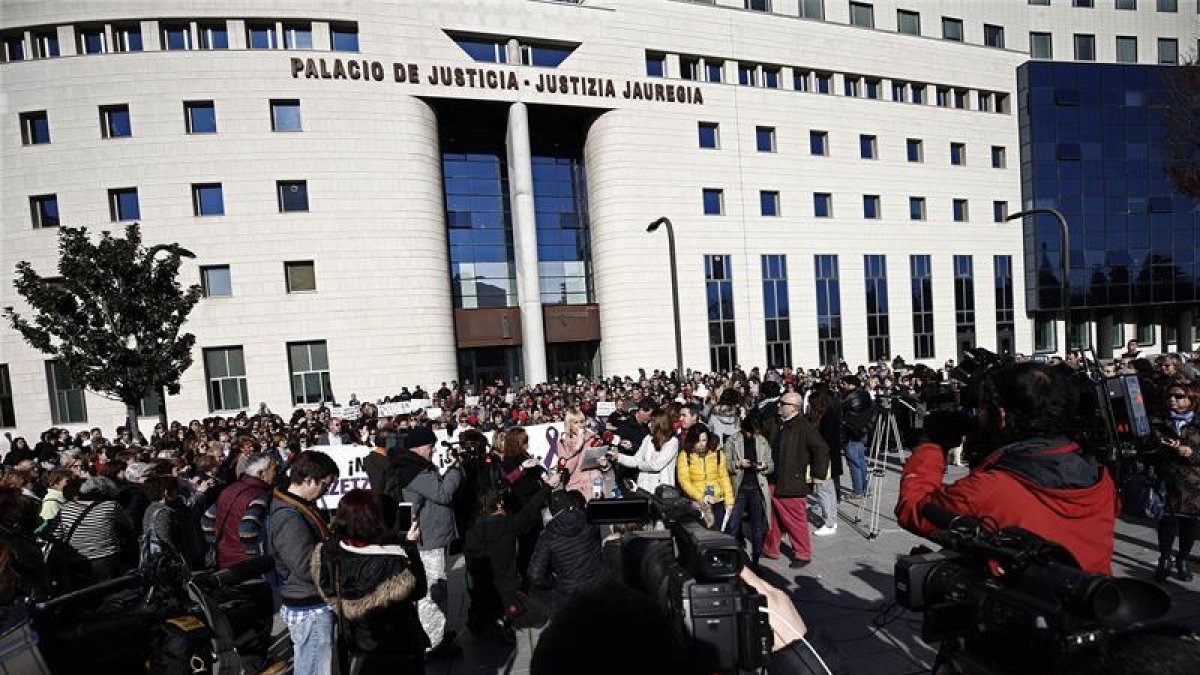 Momento de la concentración ante el Palacio de Justicia de Navarra.