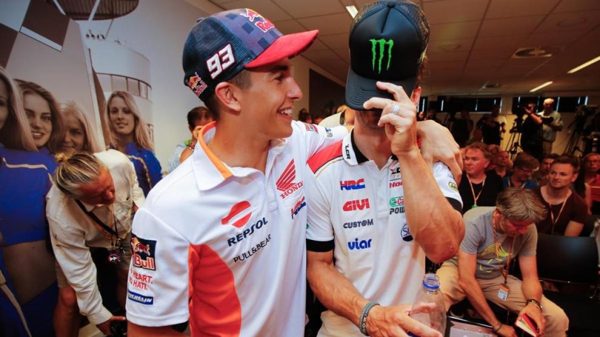 Marc Màrquez fa broma amb Cal Crutchlow durant la roda de premsa prèvia al Gran Premi d’Holanda.