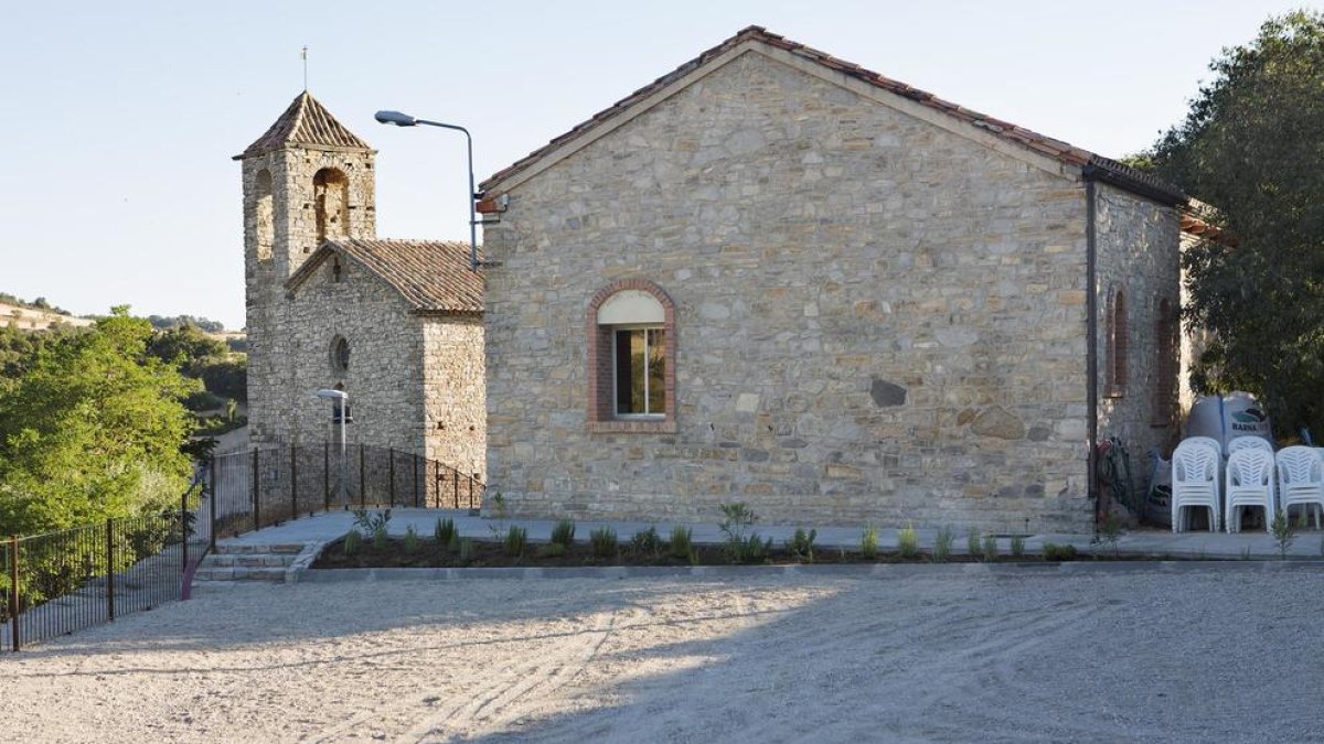 La plaza está situada en lo que fue el patio de la escuela.