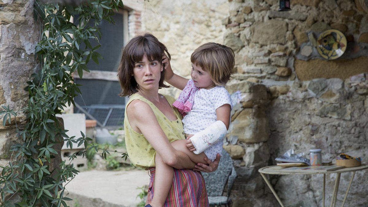 Bruna Cusí, amb una de les petites protagonistes d’‘Estiu 1993’.