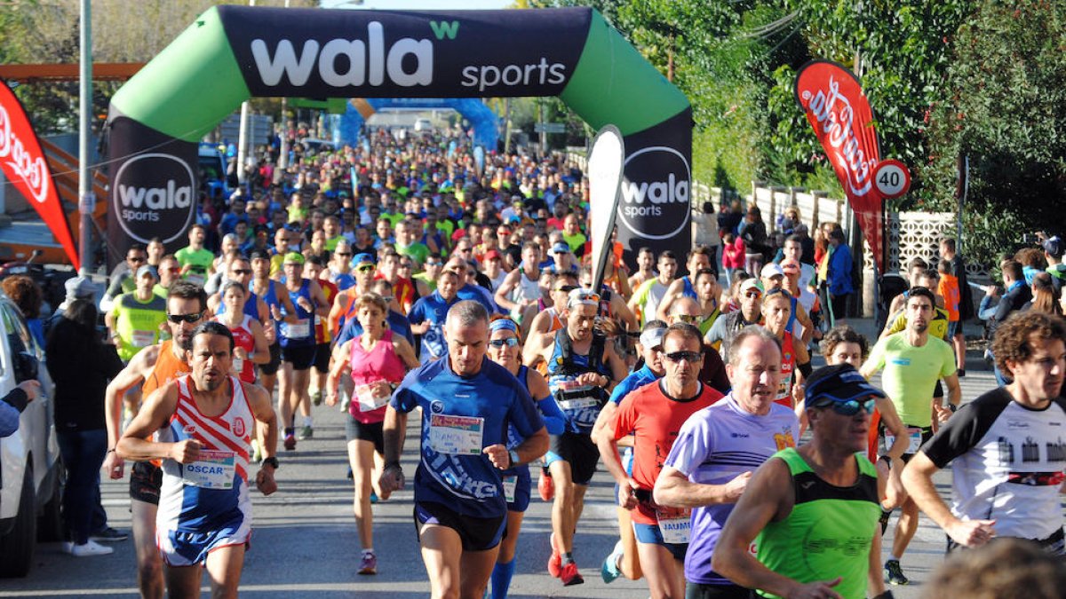 La carrera de llarga distància de la Mitja Marató de Mollerussa, amb 21 quilòmetres de recorregut, va reunir prop de 800 atletes.