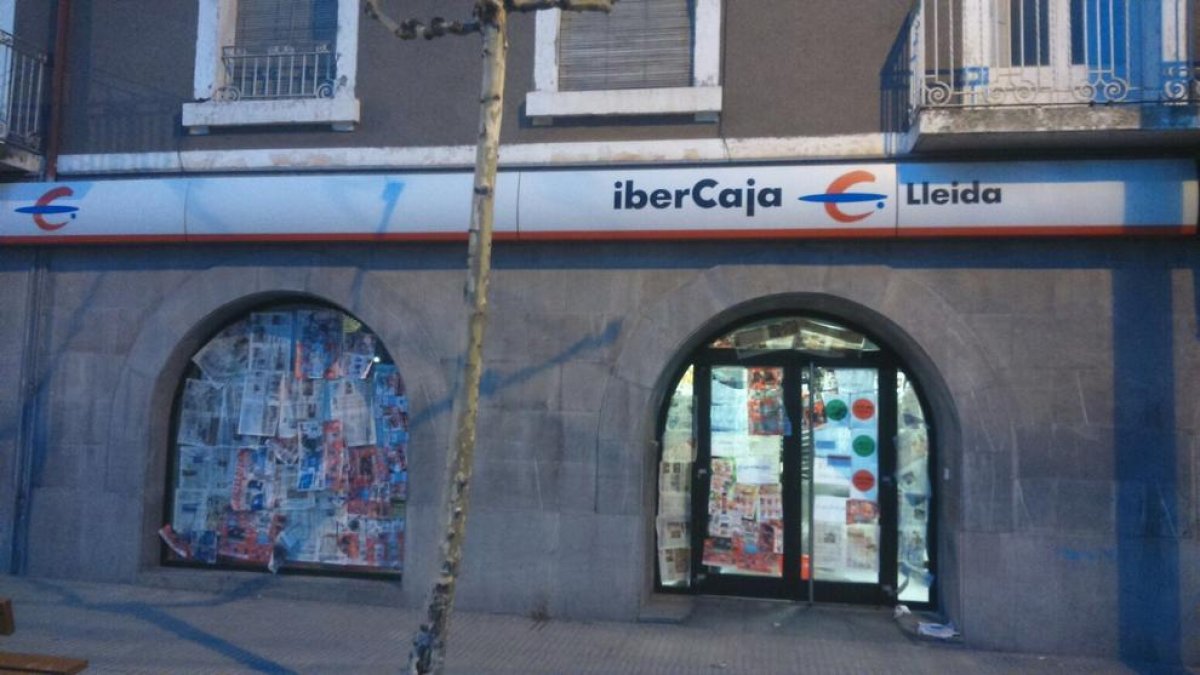 La seu d’Ibercaja ‘empaperada’ a Tàrrega.