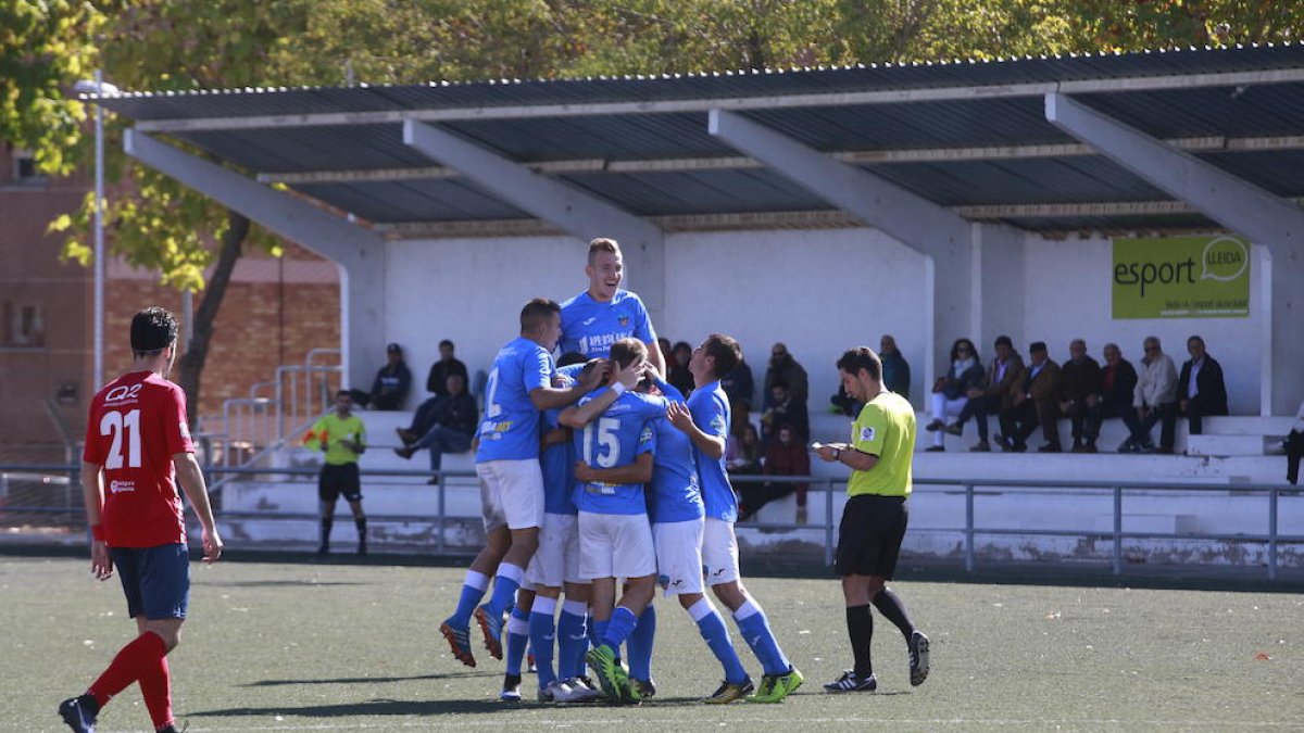 Els jugadors del Lleida Esportiu B celebren un dels gols del partit.