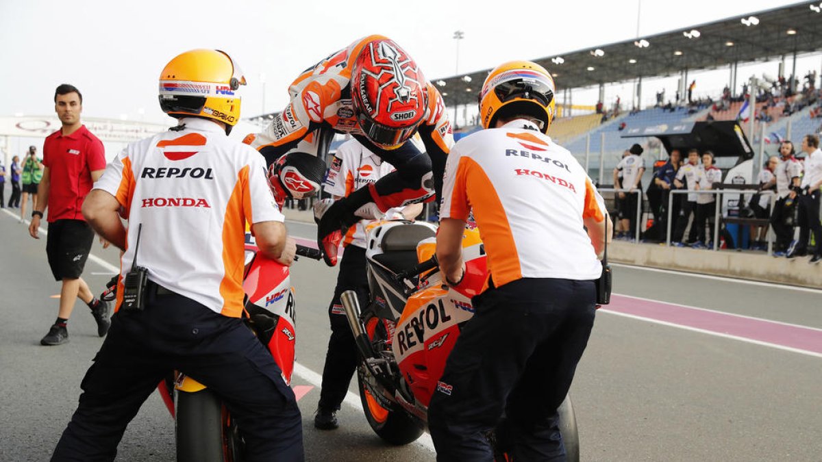 Marc Màrquez, en el momento de cambiar de moto durante la carrera.