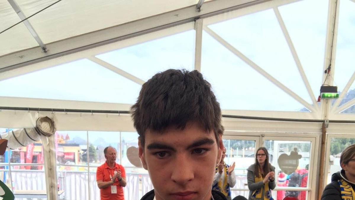 Pol Puiggener, amb la medalla de plata aconseguida als Mundials d’Hivern Special Olympics.