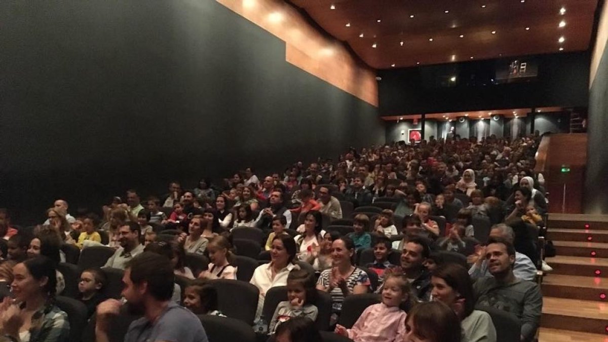El Teatre de l’Escorxador se llenó ayer al mediodía en la primera proyección del ciclo ‘Cinemón Xic’.