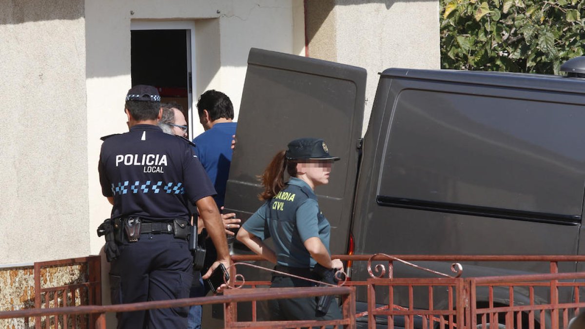 Agents policials, que afirmen que no hi havia denúncies per maltractaments, a la casa del succés.