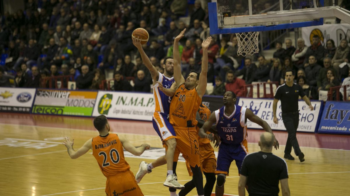 Sergi Pino, exjugador del Lleida i que ahir va ser el segon jugador més valorat del partit, intenta penetrar davant la defensa de Miki Feliu.