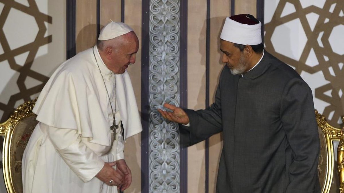 El papa Francesc assisteix al costat del xeic d’Al-Azhar, Ahmed al-Tayeb, a una conferència sobre la pau.