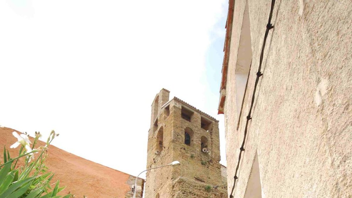 Un dels carrers del centre d’Àger ja rehabilitat.