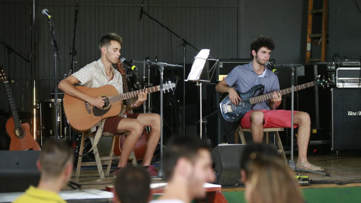 Dos dels integrants del jove grup dels Torms Guiunidó, en el primer concert de la festa.