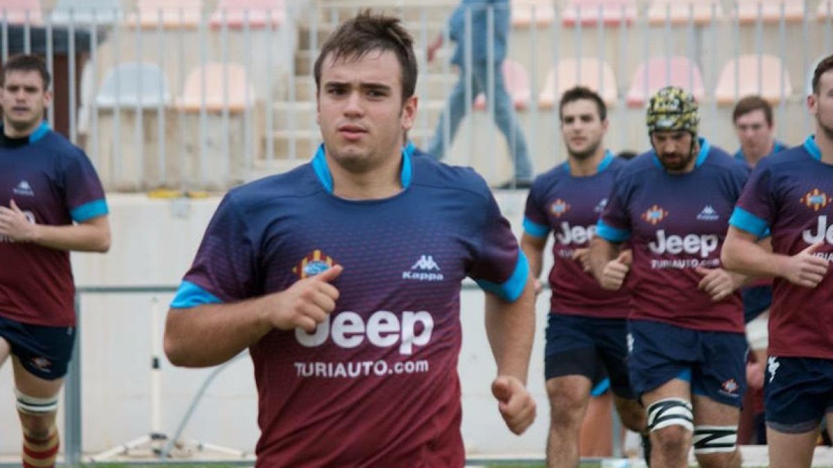 Aleix Buira, de blau, fa un placatge durant un partit de la Divisió d’Honor.