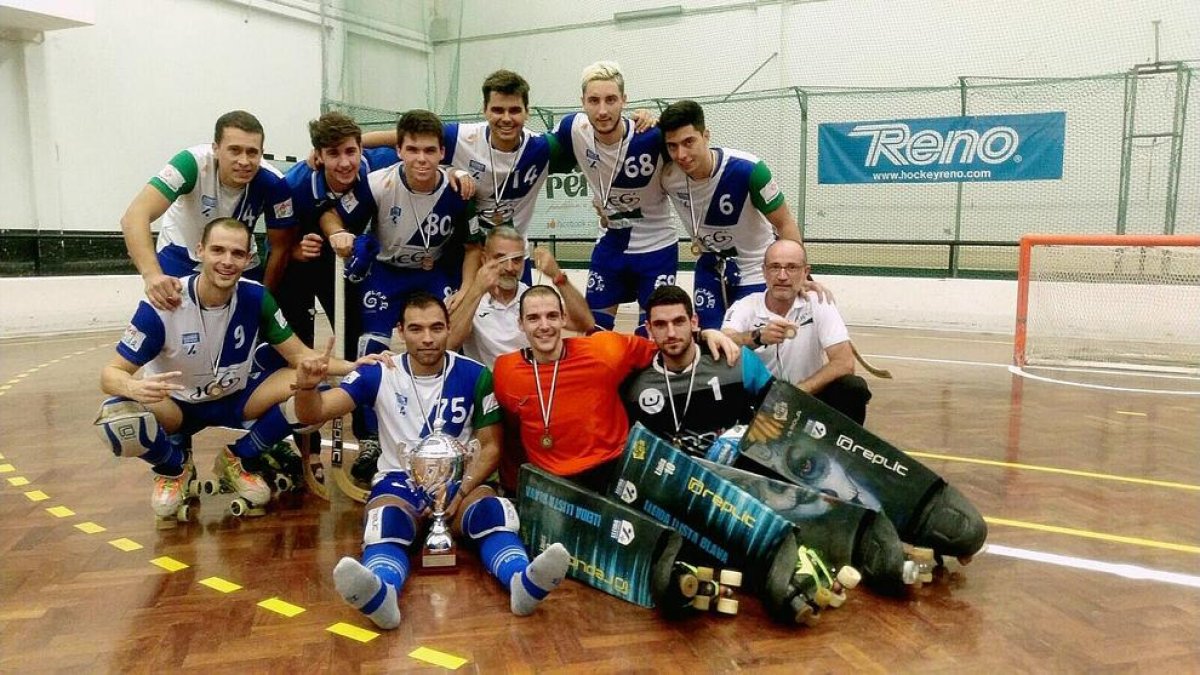 La plantilla del ICG Software posan con el trofeo en el pabellón de Espinho.