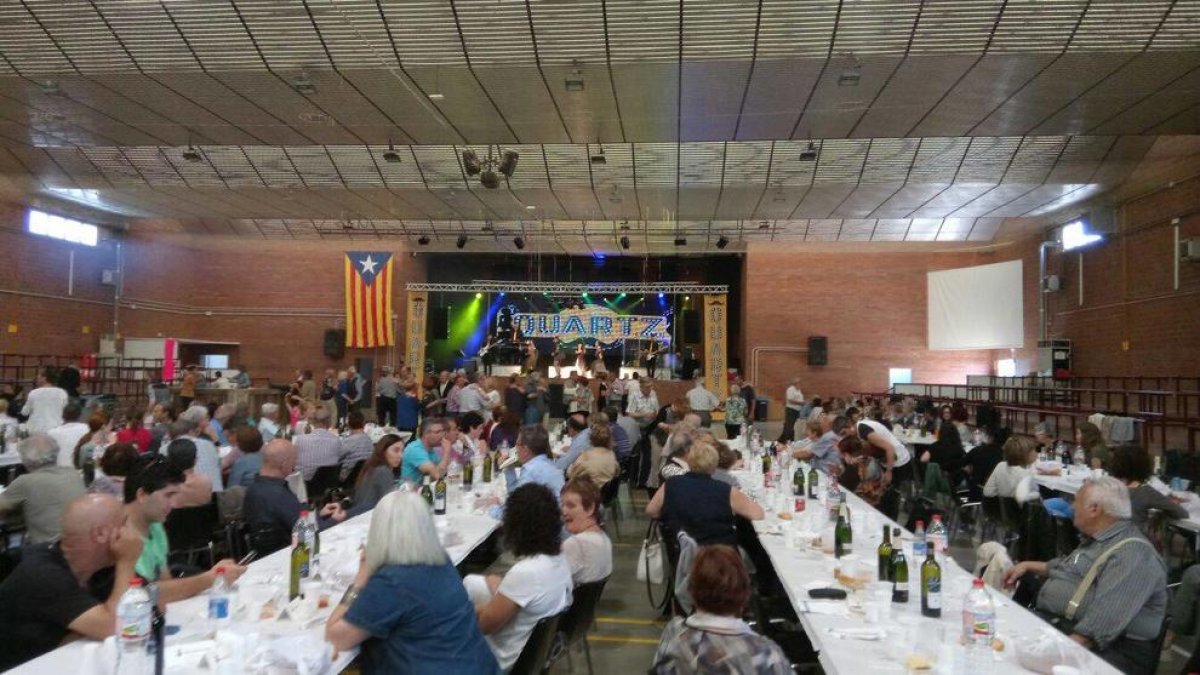 La fiesta se llevó a cabo en el pabellón polideportivo.