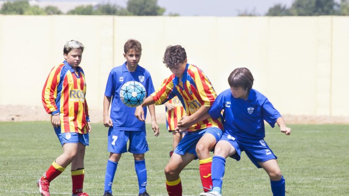 El Bellpuig, anfitrión del torneo, durante un partido de la segunda jornada, que protagonizó el calor.