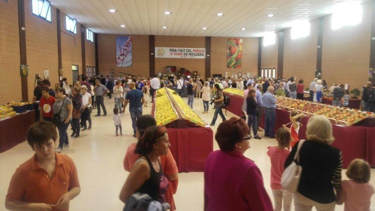 Visitantes ayer en la feria de Ivars de Noguera.