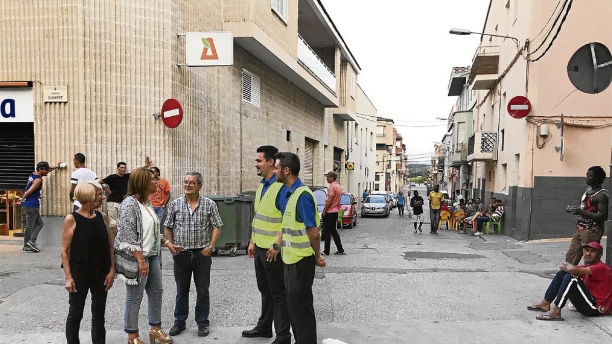 La alcaldesa de Aitona, Roja Pujol, en el centro a la izquierda, charla con los dos agentes cívicos que “patrullan” la localidad.