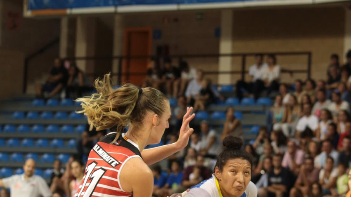 Caitlyn Ramirez, que estuvo mucho minutos en pista, intenta irse del marcaje de Kristina Alminaite.