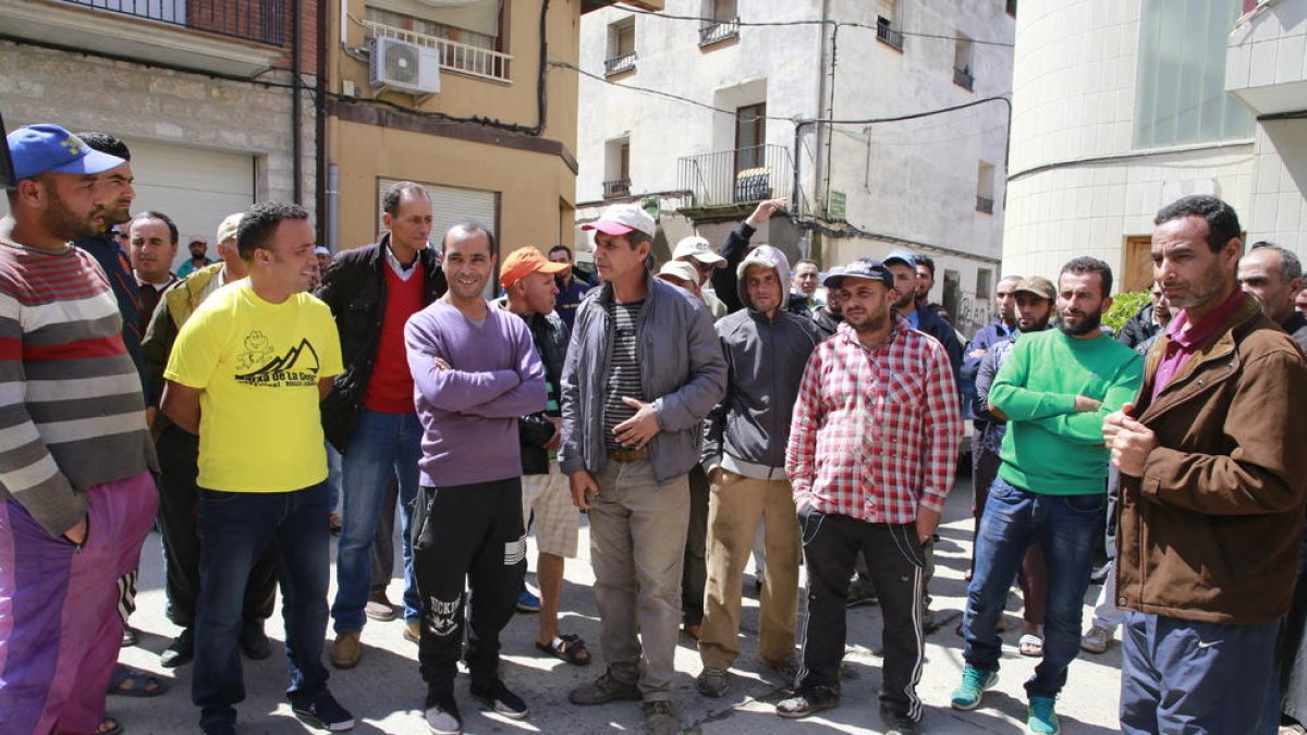 Un grup de temporers fa un descans divendres per posar per al fotògraf en una finca de Corbins.