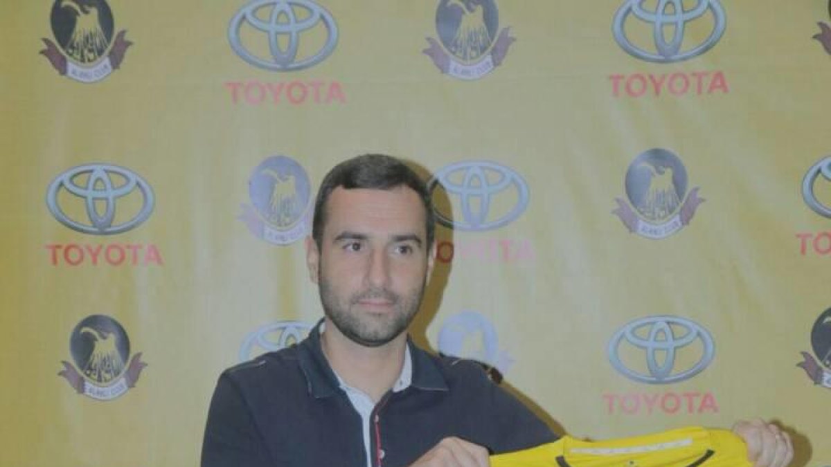 Xavier Codina, el dia que va ser presentat per l’Al-Ahli, sosté la samarreta de l’equip.