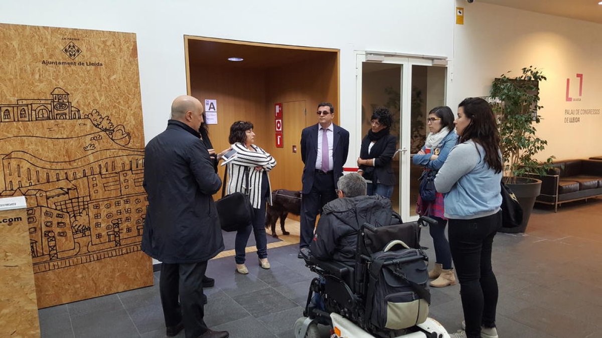 Peris, amb representants d’Aspid i l’ONCE a la Llotja.