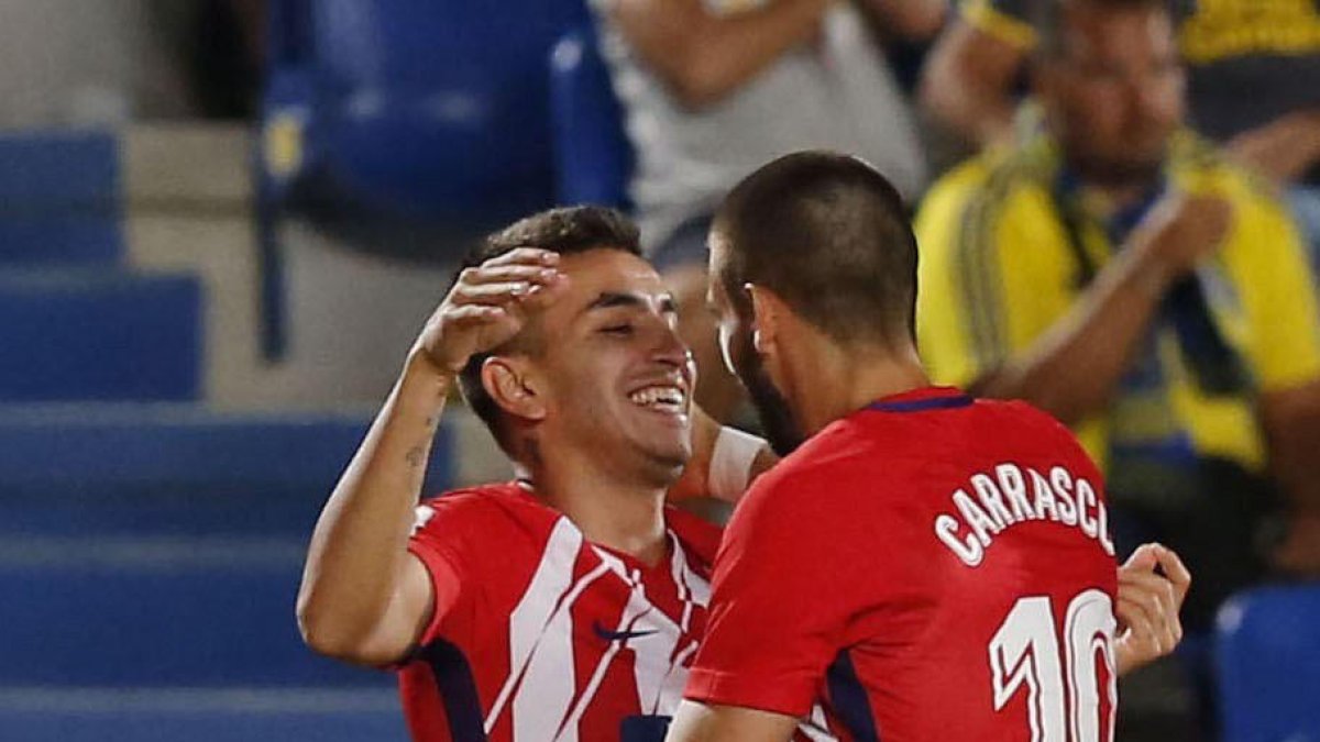 Ángel Correa celebra con el Yannick Carrasco el primer tanto.