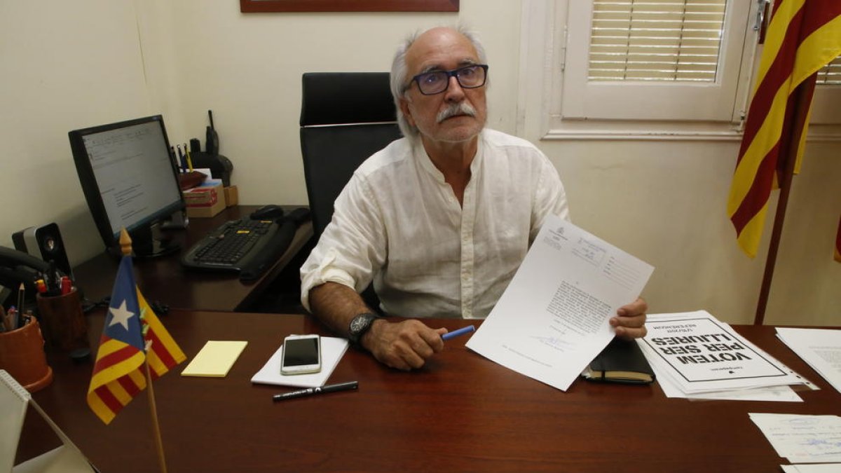 L’alcalde d’Oliana sosté l’escrit amb què la Guàrdia Civil va requerir la documentació.