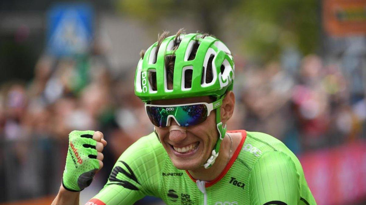 Pierre Rolland celebra su triunfo en la decimoséptima etapa.