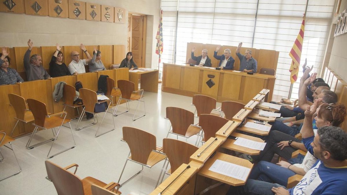 Imatge de la votació d’una de les mocions que es van aprovar ahir al consell comarcal de l’Urgell.