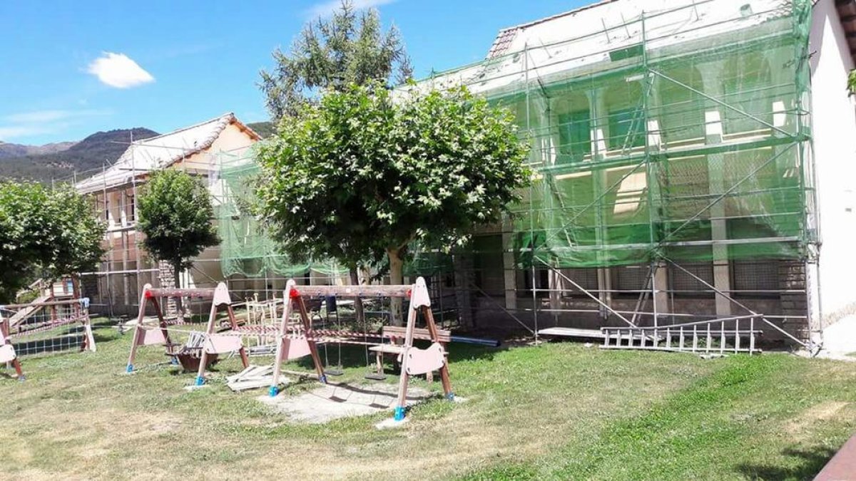L’estructura del centre ja està cobert per la bastida.