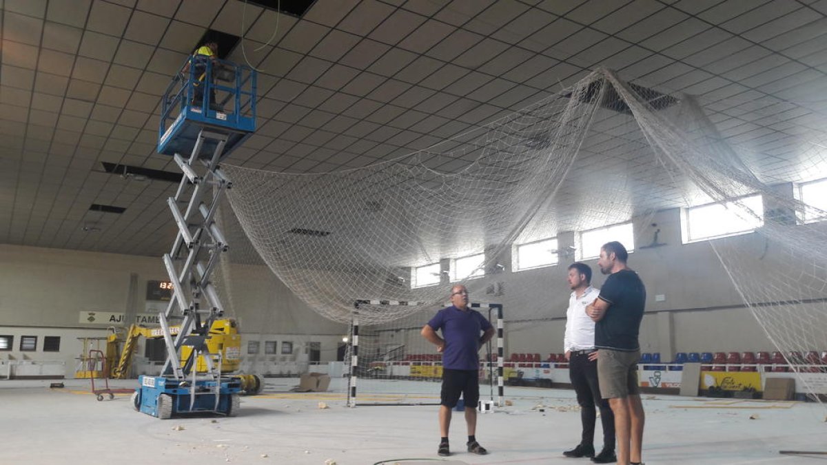 Ramon Porta, al centre, ahir al pavelló on s’ultimen les obres per acollir l’OK Lliga.