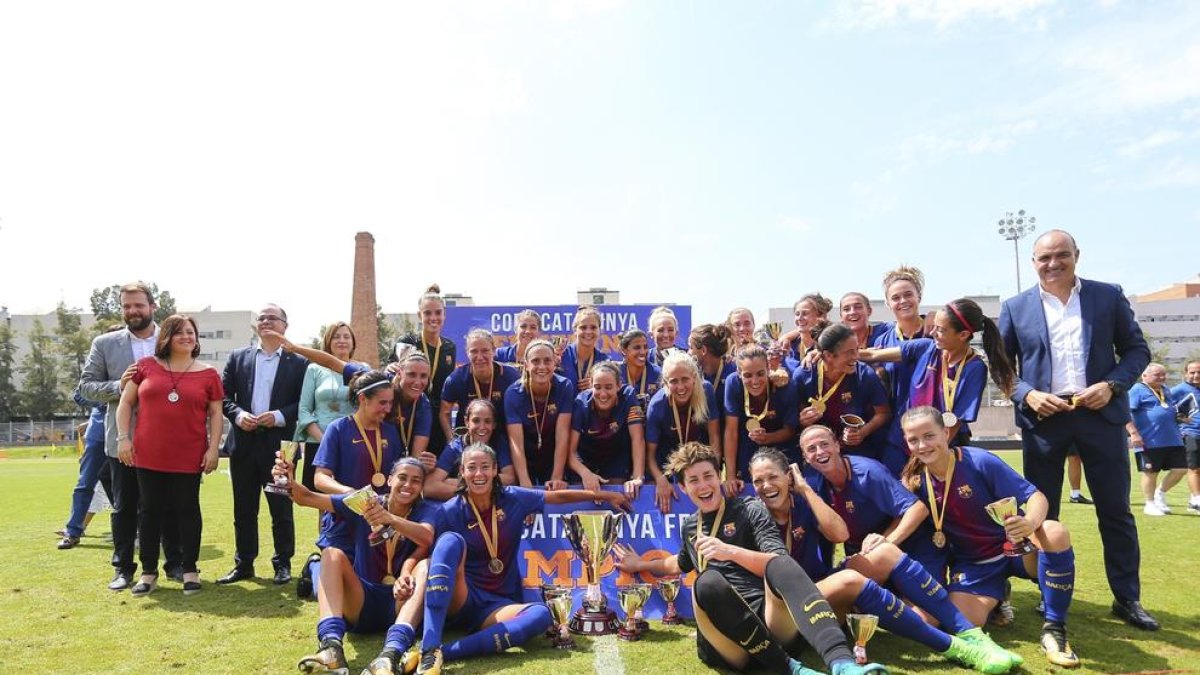 Las jugadoras del Barcelona, con el presidente de la FCF –izquierda–, el leridano Andreu Subies.