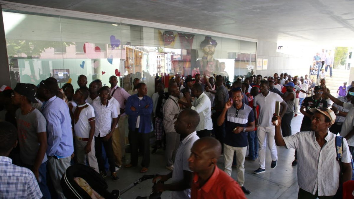 Muchos senegaleses que residen en diferentes municipios de Ponent acudieron ayer a votar.